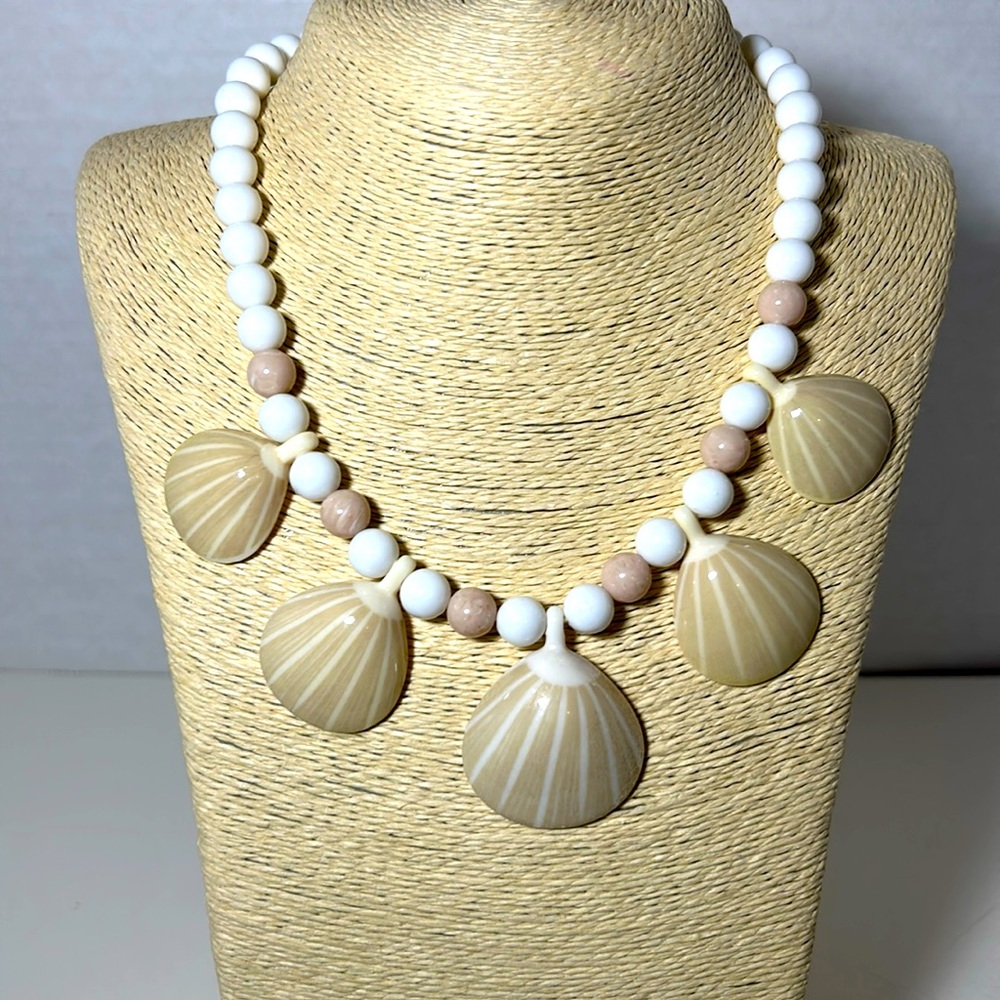 Avon necklace Tahitian white sand beige scallop sea shell lucite vintage…